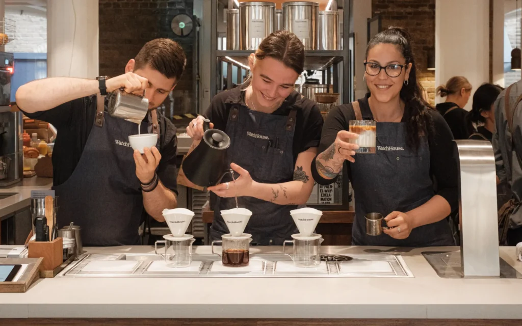 Bilde av de tre som jobber; Jon, Stina og Tina.