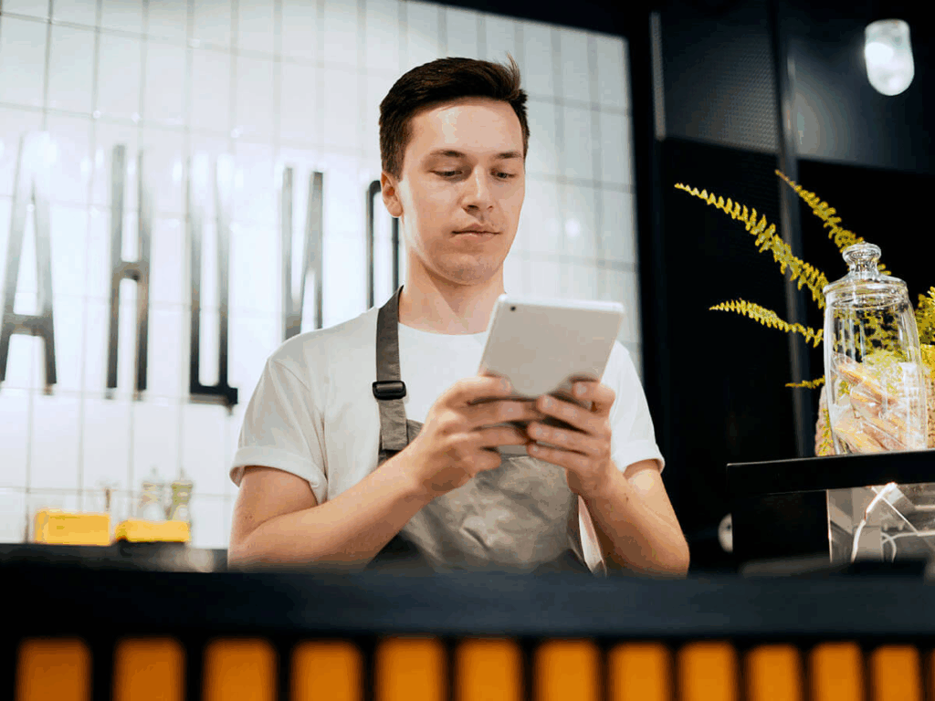 Bilde av en mann på iPad.