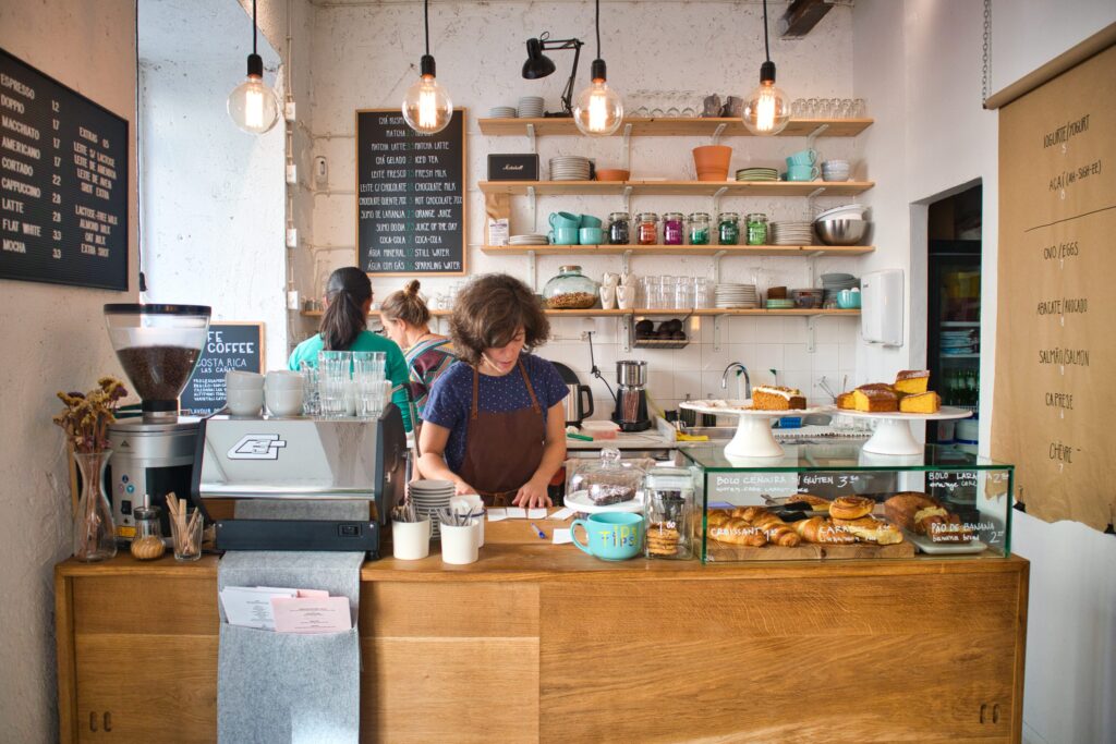 En bilde av oss som jobber på Kafé Aroma.